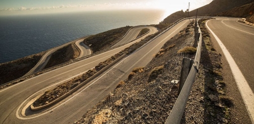 Navigando attraverso Creta: La tua guida definitiva alla guida sicura, all'etichetta stradale e al noleggio auto